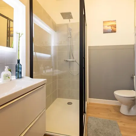 דירה Air-conditioned Flat With Terrace - Private & Independent - לורדה